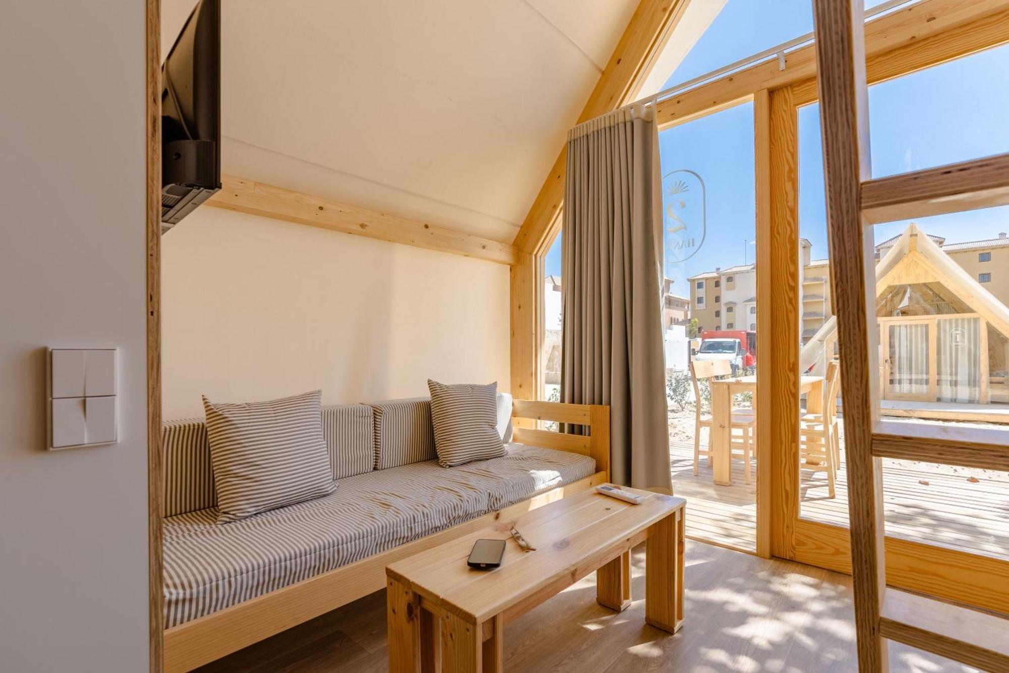 Costa Del Sol Glamping Village فوينخيرولا المظهر الخارجي الصورة