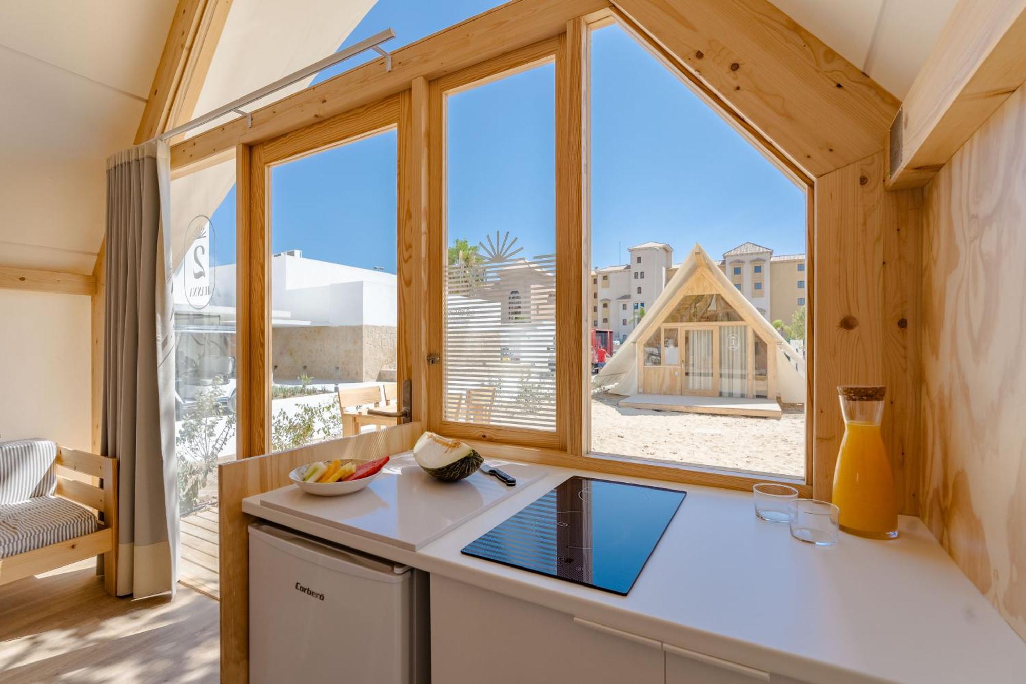 Costa Del Sol Glamping Village فوينخيرولا المظهر الخارجي الصورة