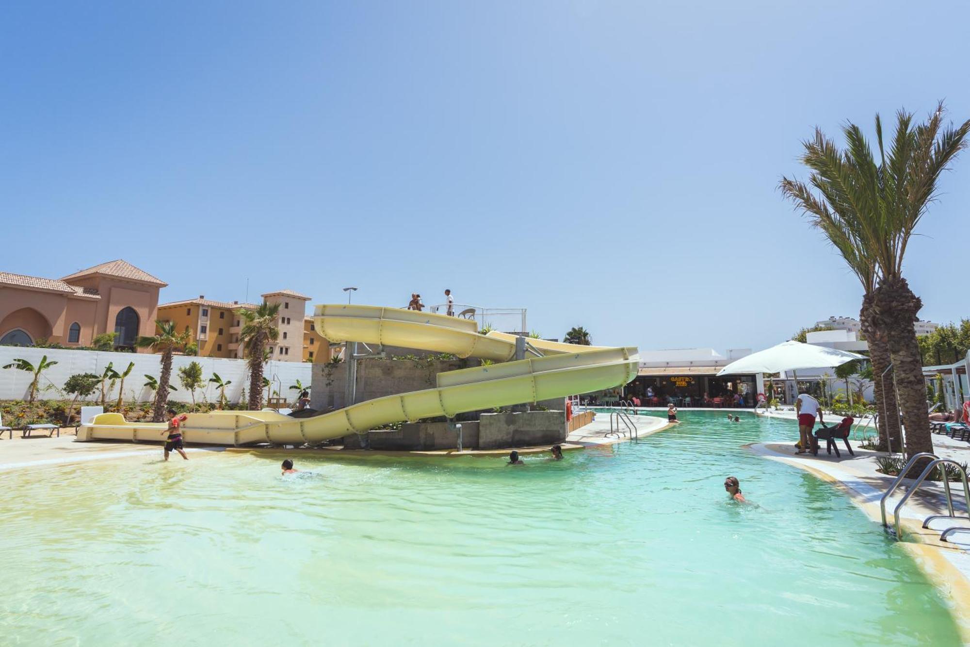Costa Del Sol Glamping Village فوينخيرولا المظهر الخارجي الصورة